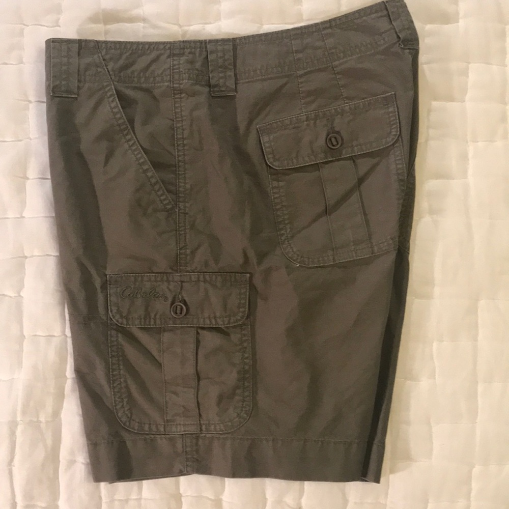 Women’s Cabela’s Safari style short in olive green ~ Size 8